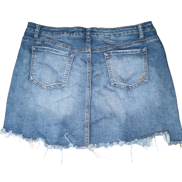 Elegant Black Mini Skirt with Flattering Fit - Picture 2 of 3